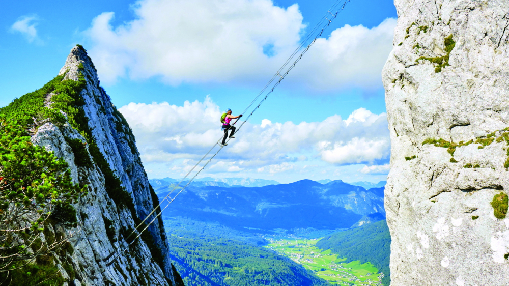Sky Ladder hay Nấc thang l&ecirc;n thi&ecirc;n đường l&agrave; t&ecirc;n gọi một chiếc cầu bằng c&aacute;p th&eacute;p d&agrave;i 42m nối giữa hai d&atilde;y n&uacute;i lớn nhất của &Aacute;o l&agrave; Alps v&agrave; Grosser Donnerkogel