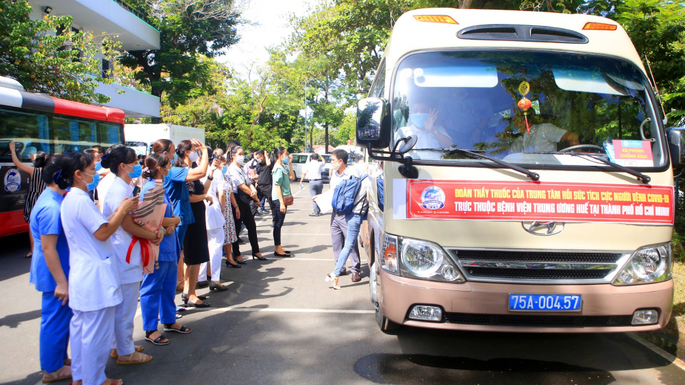 của Trung t&acirc;m Hồi sức COVID-19. C&aacute;c c&aacute;n bộ, y b&aacute;c sỹ, kỹ thuật vi&ecirc;n tham gia tuyến đầu chống dịch COVID-19 tại Th&agrave;nh phố Hồ Ch&iacute; Minh l&agrave; những nh&acirc;n vi&ecirc;n y tế c&oacute; tr&igrave;nh độ chuy&ecirc;n m&ocirc;n tốt, gi&agrave;u kinh nghiệm được đơn vị đ&agrave;o tạo c&aacute;c kỹ thuật chuy&ecirc;n s&acirc;u về Hồi sức cấp cứu như: thở m&aacute;y, liệu ph&aacute;p thay thế thận, oxy h&oacute;a m&aacute;u qua m&agrave;ng (ECMO)