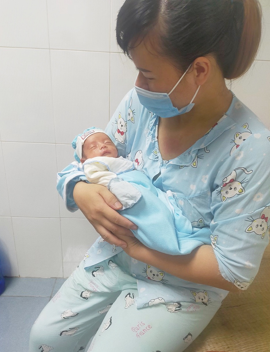 Chị Tr. hạnh ph&uacute;c ngắm nh&igrave;n con y&ecirc;u trong v&ograve;ng tay.