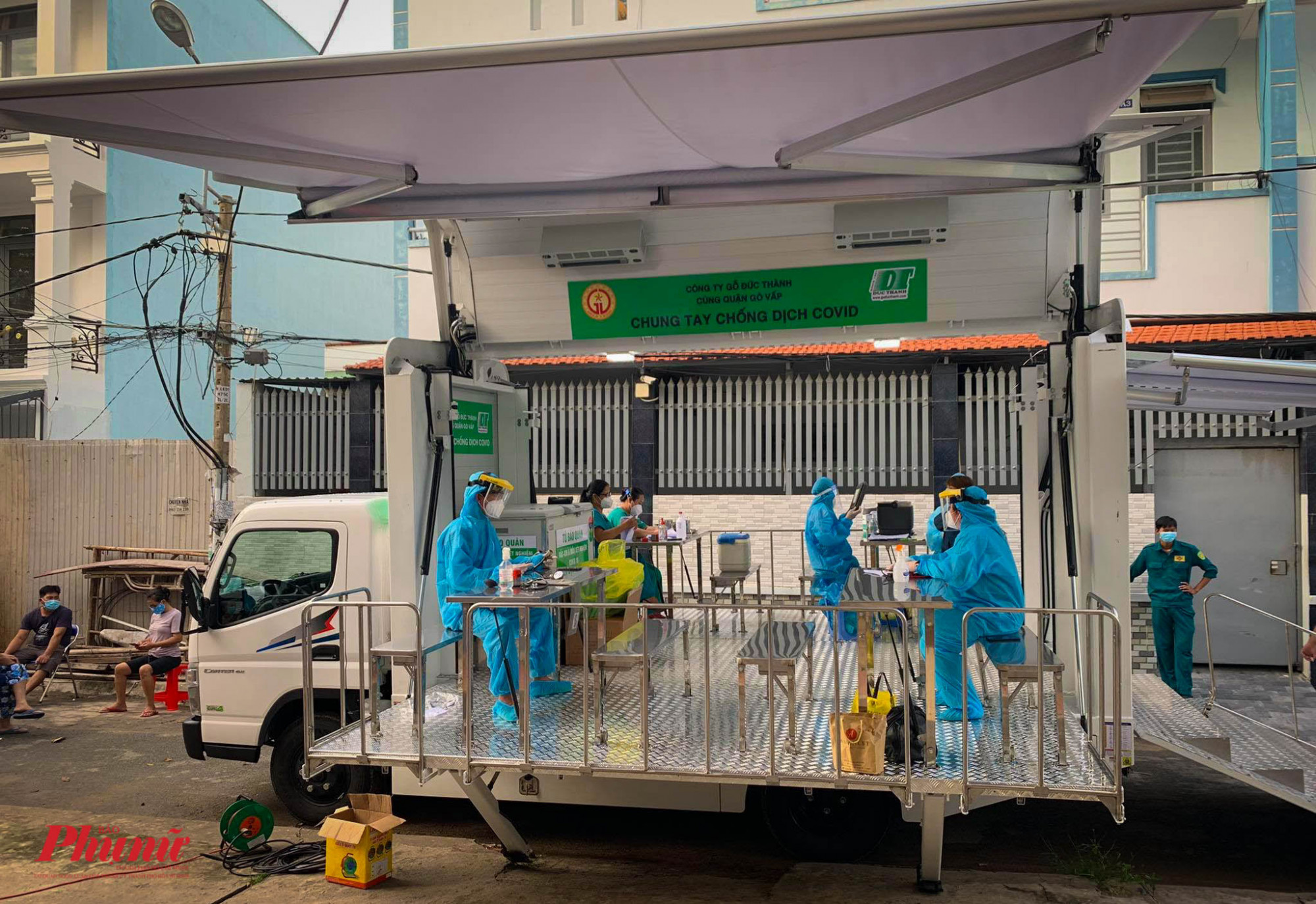 B&ecirc;n trong xe c&oacute; 4 b&agrave;n chức năng v&agrave; 8 ghế ngồi phục vụ c&ocirc;ng t&aacute;c kh&aacute;m s&agrave;ng lọc, đo huyết &aacute;p, ti&ecirc;m vắc xin v&agrave; kiểm tra sau ti&ecirc;m
