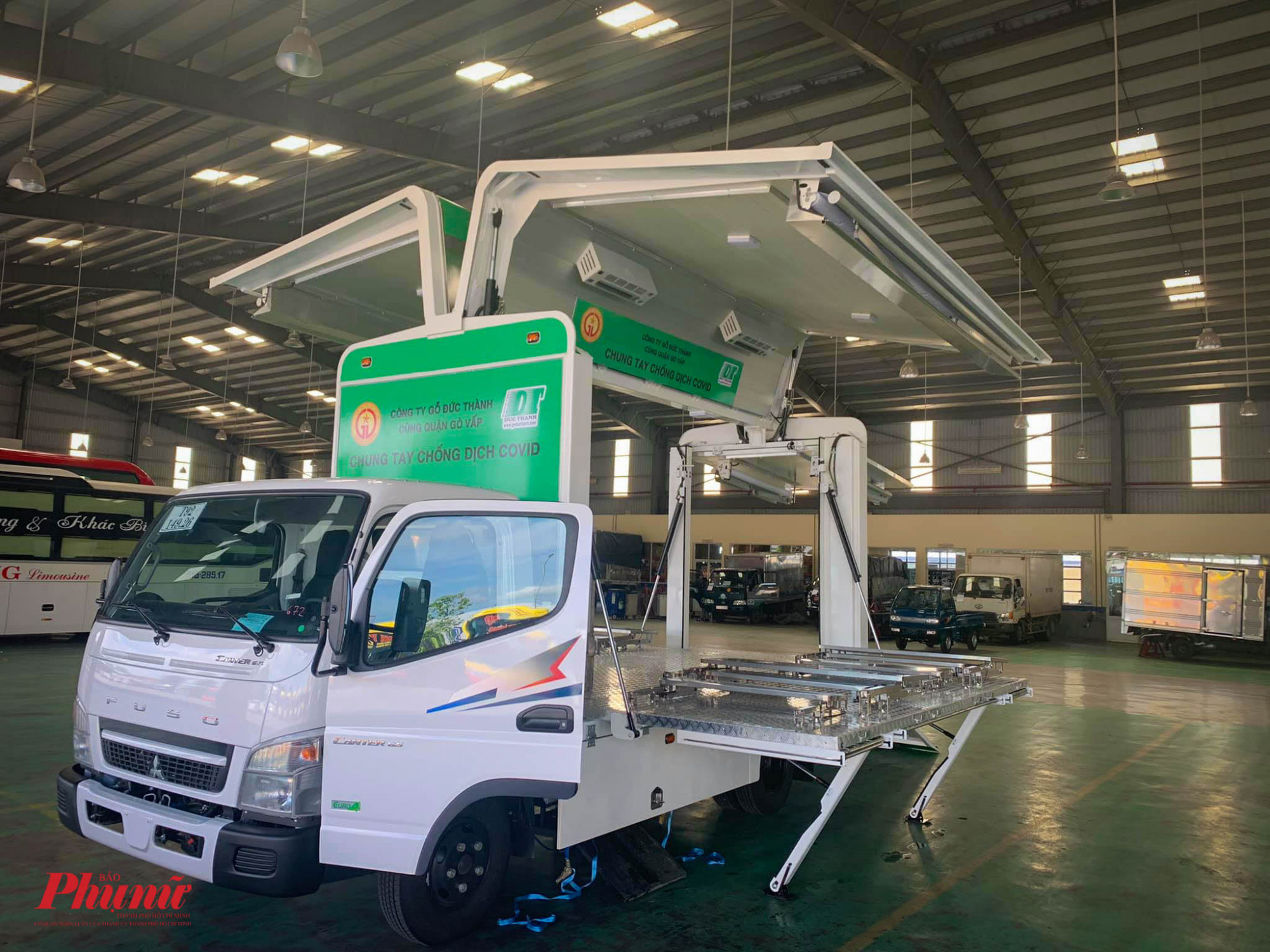 xe c&oacute; cơ chế mở cửa 2 b&ecirc;n th&acirc;n xe, c&oacute; m&aacute;i che v&agrave; cầu 