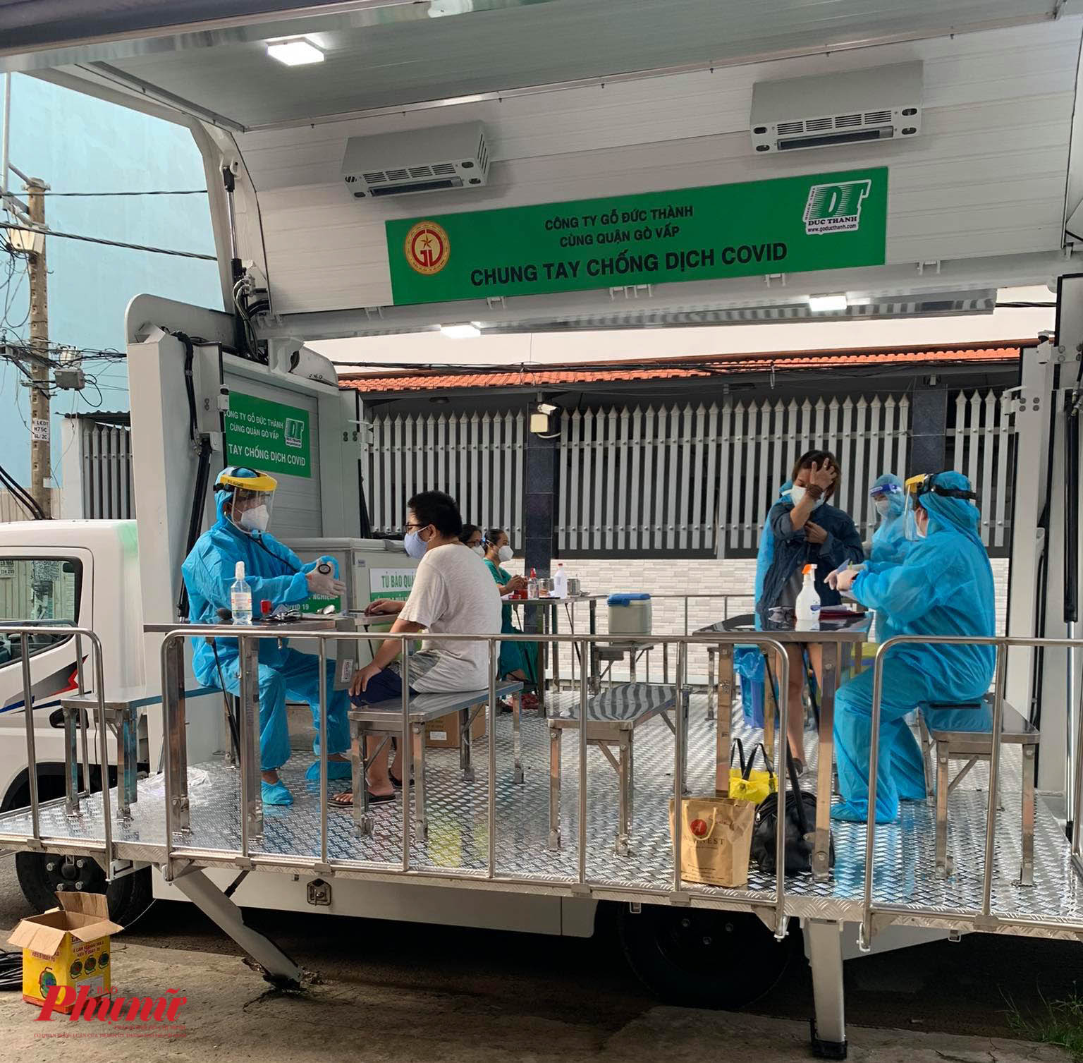Chiều 12/8, sau khi tiếp nhận xe, Quận G&ograve; Vấp đ&atilde; tiến h&agrave;nh cho ti&ecirc;m vắc xin cho người d&acirc;n tr&ecirc;n xe n&agrave;y