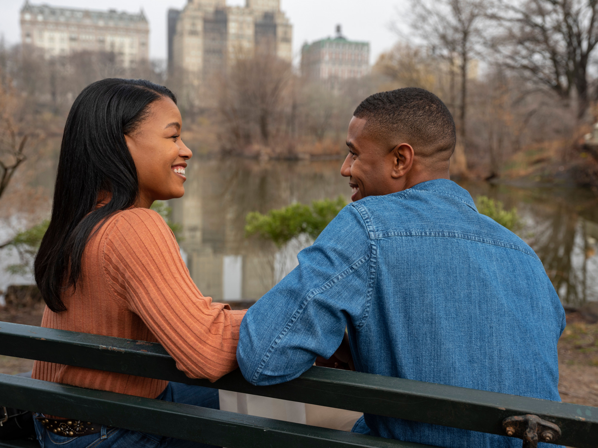 B&ecirc;n cạnh những ph&acirc;n cảnh khoe h&igrave;nh thể, Michael B. Jordan c&ograve;n biết c&aacute;ch ghi dấu ấn với phong c&aacute;ch thời trang lịch thiệp, th&ocirc;ng qua c&aacute;c bộ vest, &aacute;o thun t&ocirc;n d&aacute;ng.