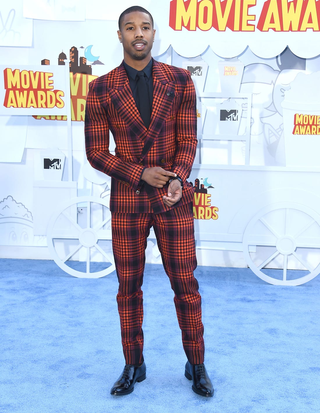 Từ l&acirc;u, Michael B. Jordan đ&atilde; được coi l&agrave; l&agrave; trong những fashion icon (biểu tượng thời trang) ở l&agrave;ng mốt nam thế giới. Nam t&agrave;i tử y&ecirc;u th&iacute;ch c&aacute;c bộ c&aacute;nh s&aacute;ng tạo, những chiếc &aacute;o kho&aacute;c d&agrave;i đến đầu gối, những bộ suit m&agrave;u neon với họa tiết bắt mắt..