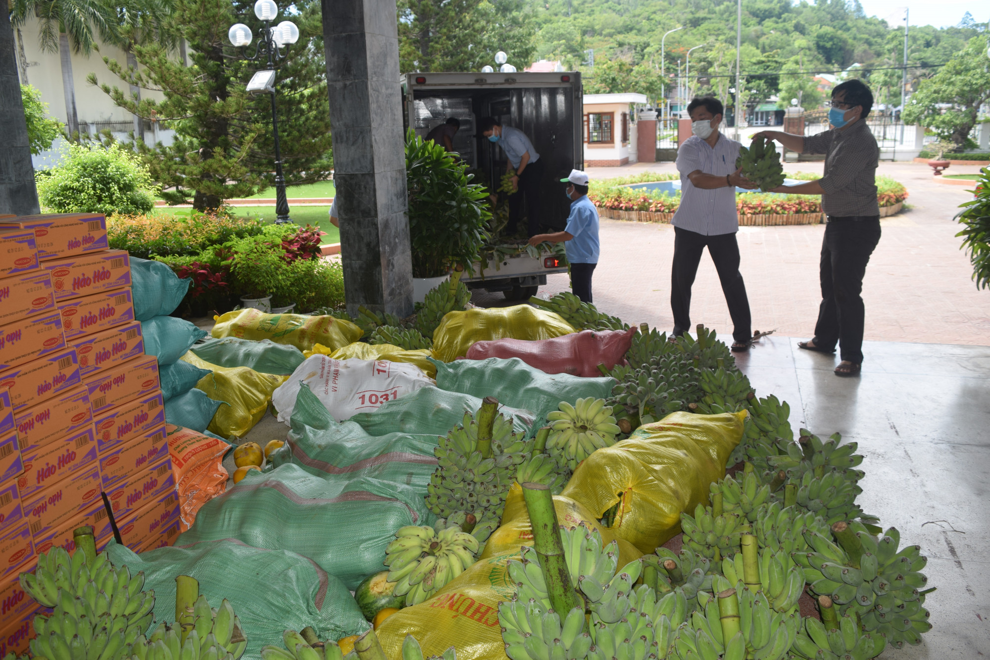  Ph&uacute; Y&ecirc;n kết nối thu mua gi&uacute;p b&agrave; con n&ocirc;ng d&acirc;n sống trong khu vực phong tỏa