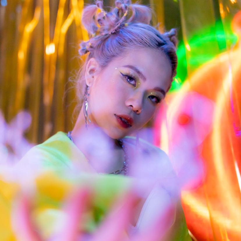 Tạo h&igrave;nh c&aacute; t&iacute;nh của Tlinh trong MV G&aacute;i độc th&acirc;n.