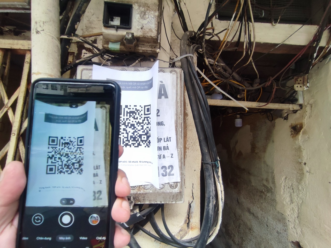 Người d&acirc;n ra v&agrave;o x&atilde;, phường, khu chung cư sẽ phải qu&eacute;t m&atilde; QR.