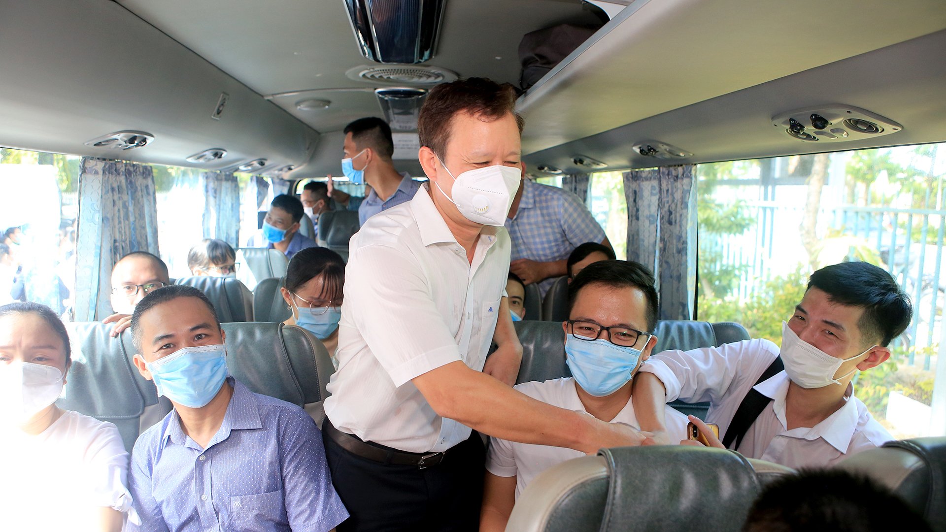 &Ocirc;ng L&ecirc; Trường Lưu, B&iacute; thư tỉnh ủy Thừa Thi&ecirc;n- Huế l&ecirc;n tận xe bắt tay tạm biệt c&aacute;c b&aacute;c sĩ