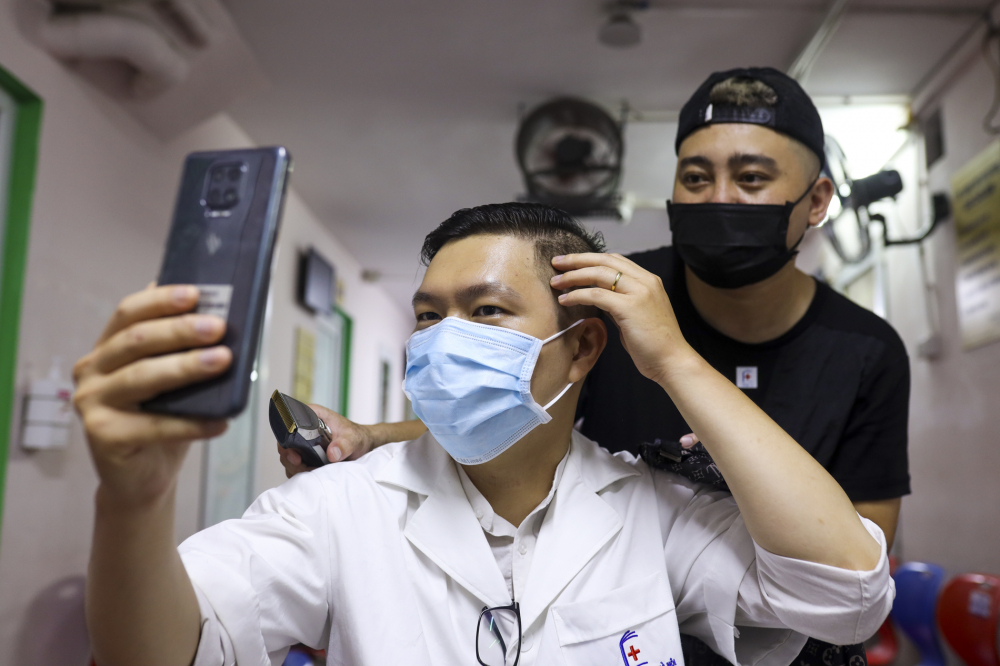 Ngay sau khi cắt t&oacute;c xong, c&oacute; một m&aacute;i t&oacute;c rất ưng &yacute;, một b&aacute;c sĩ của bệnh viện Đại Học Y H&agrave; Nội cho biết: &ldquo;Tới đ&acirc;y, t&ocirc;i sẽ v&agrave;o viện d&atilde; chiến hồi sức t&iacute;ch cực Covid-19 tại quận Ho&agrave;ng Mai, H&agrave; Nội  để tham gia c&ocirc;ng t&aacute;c điều trị bệnh nh&acirc;n. Thời điểm n&agrave;y, dịch bệnh đang căng thẳng, nh&acirc;n vi&ecirc;n y tế ch&uacute;ng t&ocirc;i rất bận rộn . Do t&oacute;c d&agrave;i, qu&aacute; tr&igrave;nh mặc đồ bảo hộ gặp nhiều kh&oacute; khăn n&ecirc;n việc &aacute;c anh chị tổ chức đến tận bệnh viện cắt t&oacute;c miễn ph&iacute; thế n&agrave;y rất c&oacute; &yacute; nghĩa với y b&aacute;c sĩ .&rdquo;