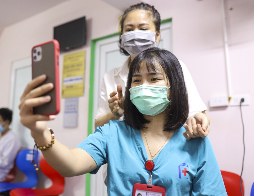 Chị Phương Thảo (Điều dưỡng vi&ecirc;n tại bệnh viện Đại học Y H&agrave; Nội) vui vẻ cho biết: 'Đ&acirc;y l&agrave; lần đầu ti&ecirc;n t&ocirc;i 'xuống t&oacute;c' ngắn như n&agrave;y, nhưng điều n&agrave;y cũng gi&uacute;p cho ch&uacute;ng t&ocirc;i thoải m&aacute;i hơn khi tham gia chống dịch. C&aacute;c anh chị cắt đầu t&oacute;c kh&ocirc;ng chỉ thoải m&aacute;i m&agrave; c&ograve;n rất đẹp nữa. T&ocirc;i hi vọng khi t&oacute;c d&agrave;i lại như cũ th&igrave; dịch cũng sẽ hết'.