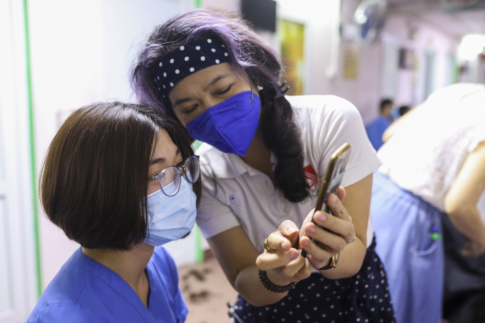 Việc cắt t&oacute;c cho ph&aacute;i nữ mất nhiều thời gian hơn rất nhiều, nhưng vẫn được c&aacute;c ''tay k&eacute;o'' chuy&ecirc;n nghiệp xử l&yacute; gọn g&agrave;ng.