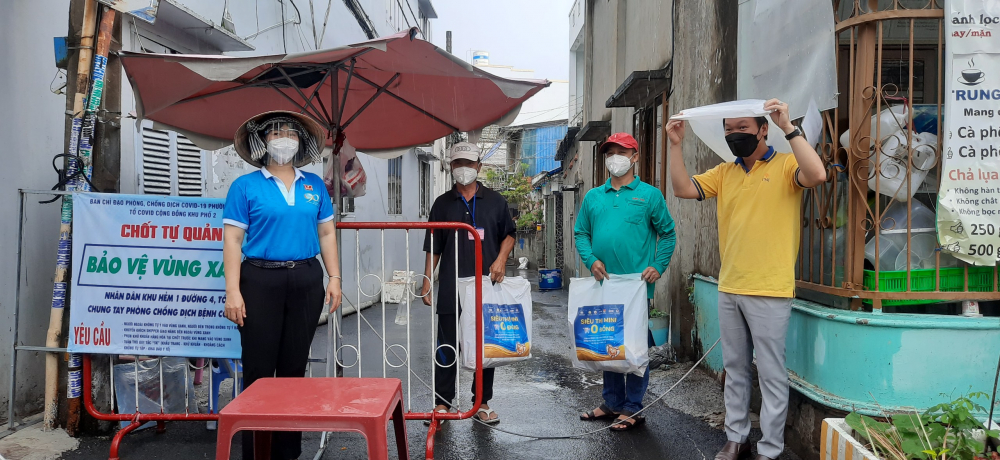 Ngo&agrave;i số qu&agrave; n&ecirc;u tr&ecirc;n, trong chiều 13/8, đo&agrave;n c&ograve;n tặng đột xuất một số phần qu&agrave; cho anh em l&agrave;m nhiệm vụ trực ở những v&ugrave;ng xanh ph&ograve;ng, chống dịch  COVID-19 tr&ecirc;n địa b&agrave;n TP.Thủ Đức. 
