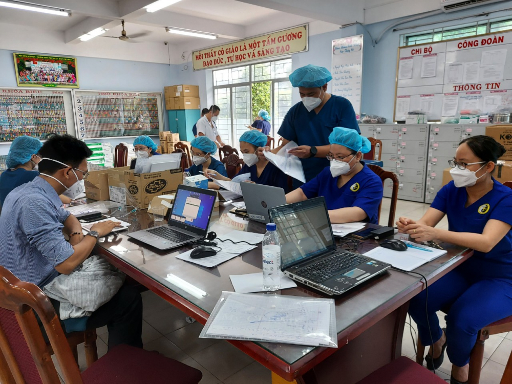 Lực lượng y tế phục vụ đều được bố tr&iacute; l&agrave;m việc v&agrave; nghỉ tại chỗ.