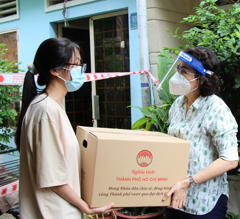 TPHCM lu&ocirc;n quan t&acirc;m chăm lo để người d&acirc;n đảm bảo đời sống, c&ugrave;ng TP vượt qua đại dịch.