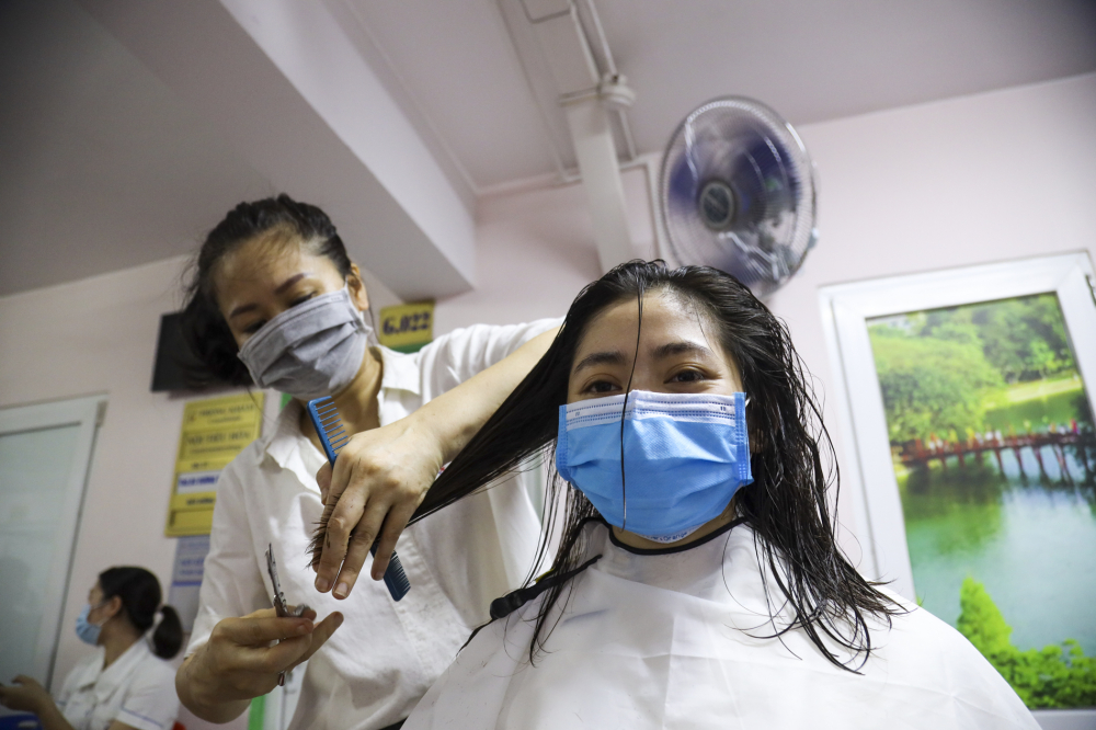 Việc cắt t&oacute;c cho ph&aacute;i nữ mất nhiều thời gian hơn rất nhiều, nhưng vẫn được c&aacute;c ''tay k&eacute;o'' chuy&ecirc;n nghiệp xử l&yacute; gọn g&agrave;ng.