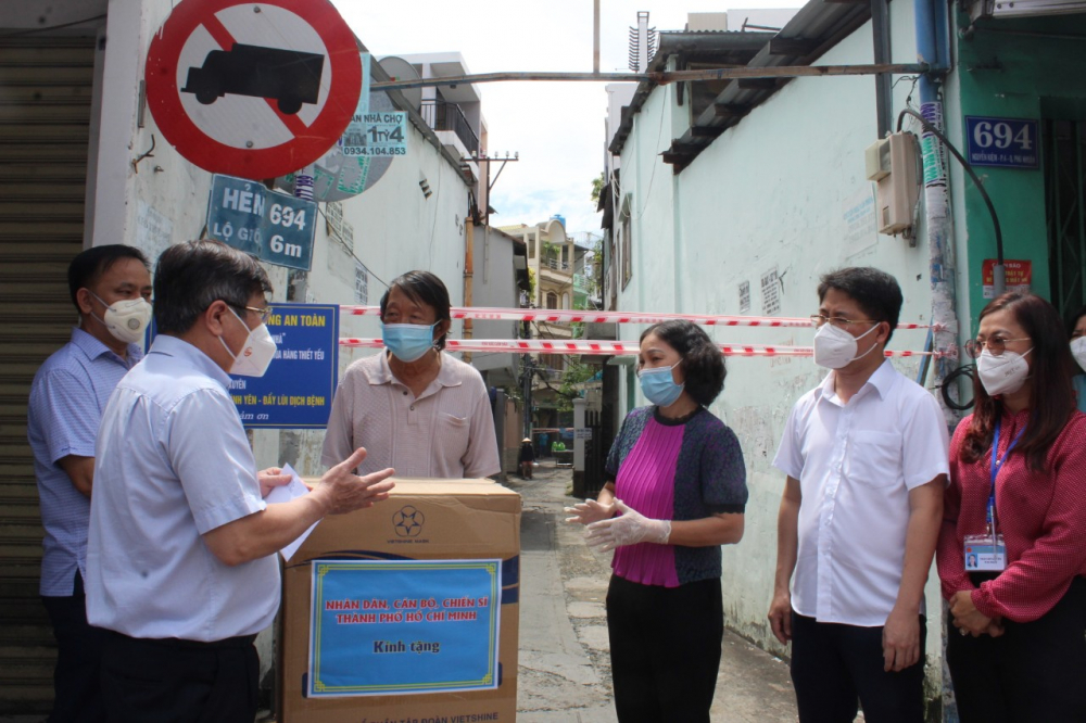 Chủ tịch UBND TPHCM Nguyễn Th&agrave;nh Phong mong c&aacute;n bộ tại cơ sở tiếp tục ph&aacute;t huy vai tr&ograve; chăm lo cho người d&acirc;n.