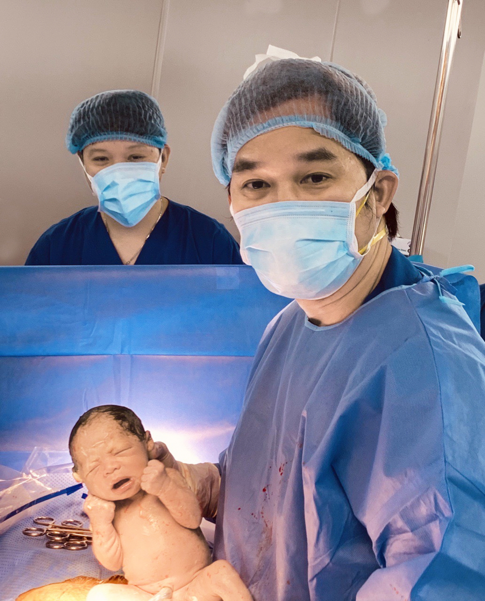 Theo b&aacute;c sĩ Nguyễn Điền, nếu sản phụ phải sinh tại nh&agrave; th&igrave; kh&ocirc;ng được cắt d&acirc;y rốn m&agrave; phải l&agrave;m theo hướng dẫn của b&aacute;c sĩ rồi nhanh ch&oacute;ng đưa mẹ con sản phụ tới bệnh viện