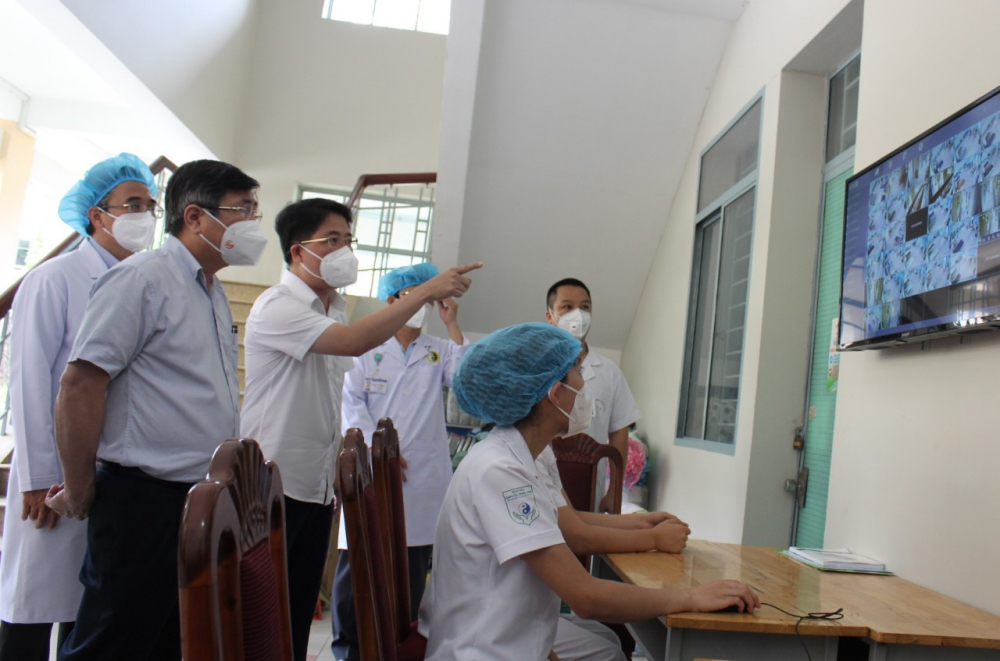 Chủ tịch UBND TPHCM Nguyễn Th&agrave;nh Phong kiểm tra hệ thống camera gi&aacute;m s&aacute;t của bệnh viện d&atilde; chiến.