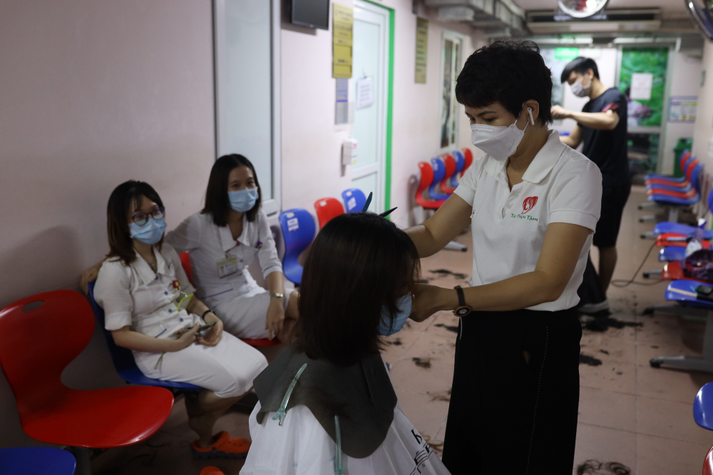 Chị Phạm Thị Thu Ho&agrave;i &ndash; Một nh&agrave; tạo mẫu t&oacute;c ở H&agrave; Nội tham gia cắt t&oacute;c cho c&aacute;c y, b&aacute;c sĩ tại đại học Y H&agrave;  Nội cho biết: &ldquo;Ngay sau khi H&agrave; Nội gi&atilde;n c&aacute;ch để ph&ograve;ng, chống dịch, ch&uacute;ng t&ocirc;i đ&atilde; li&ecirc;n hệ với một số bệnh viện để đến cắt t&oacute;c cho những b&aacute;c sĩ, chứng kiến sự vấ vả của c&aacute;c y, b&aacute;c sĩ  chống dịch n&ecirc;n t&ocirc;i muốn g&oacute;p c&ocirc;ng sức của m&igrave;nh, để g&oacute;p một phần nhỏ b&eacute; gi&uacute;p c&aacute;c b&aacute;c sĩ c&oacute; th&ecirc;m tinh thần đẩy l&ugrave;i dịch bệnh&rdquo;.