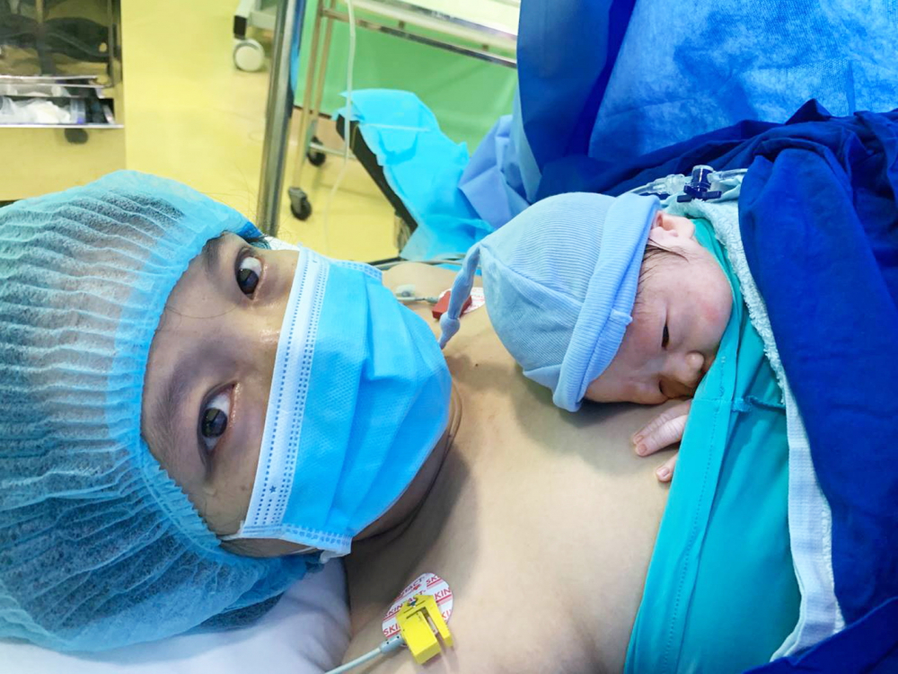 Một ca vượt cạn mẹ tr&ograve;n con vu&ocirc;ng trong m&ugrave;a gi&atilde;n c&aacute;ch