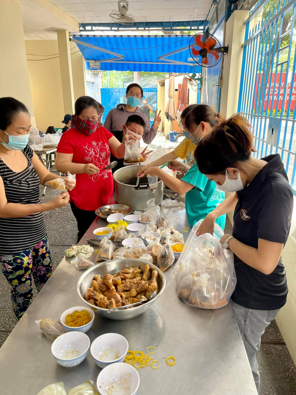 Bếp ăn Thương S&agrave;i G&ograve;n hỗ trợ 1.000 suất ăn mỗi ng&agrave;y cho người d&acirc;n tại khu c&aacute;ch ly, người lao động đang gặp kh&oacute; khăn...