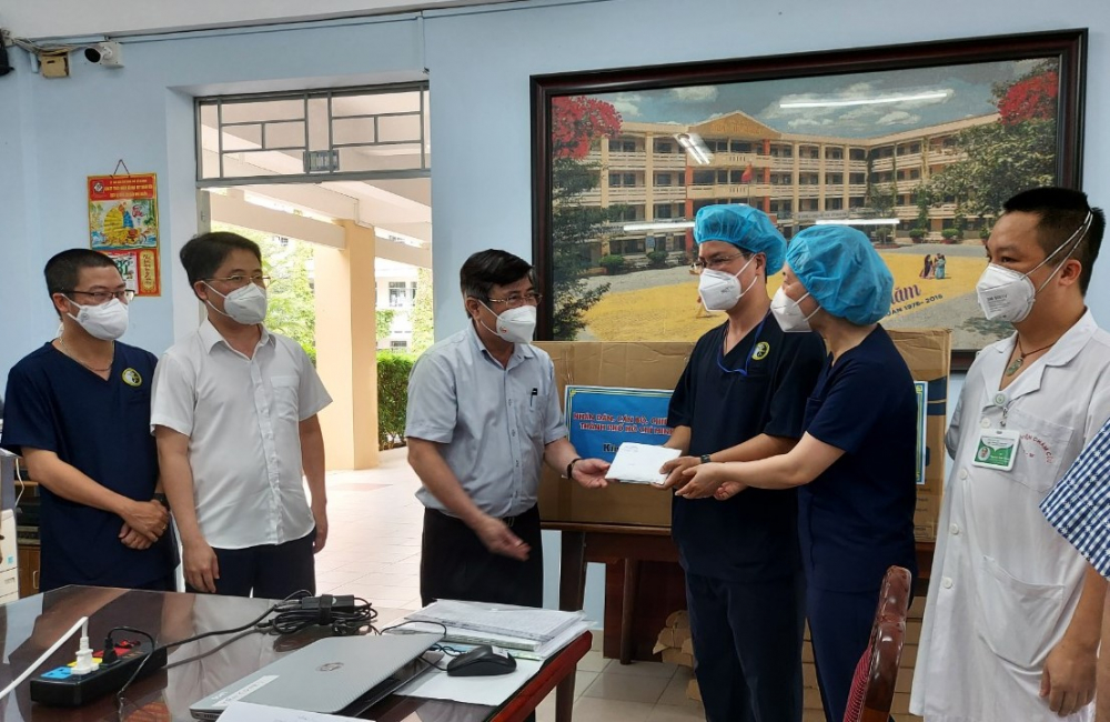 Chủ tịch UBND TPHCM Nguyễn Th&agrave;nh Phong gửi lời tri &acirc;n s&acirc;u sắc đến đội ngũ y b&aacute;c sĩ v&agrave; c&aacute;c lực lượng ở tuyến đầu, cũng như c&aacute;m ơn tinh thần t&igrave;nh nguyện hỗ trợ kịp thời của c&aacute;c y b&aacute;c sĩ Bệnh viện Nghệ An v&agrave; Bệnh vi&ecirc;n Ch&acirc;m cứu Trung ương cho TP.