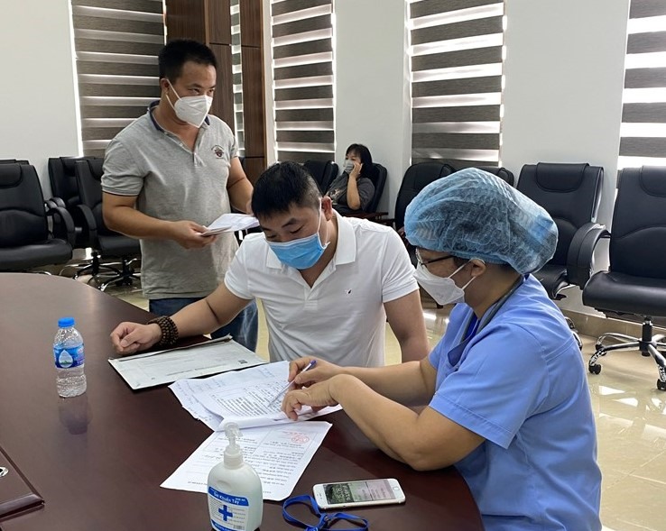 Người lao động đăng k&yacute; v&agrave; kh&aacute;m s&agrave;ng lọc, ph&acirc;n loại sức khỏe trước khi ti&ecirc;m vắc xin.