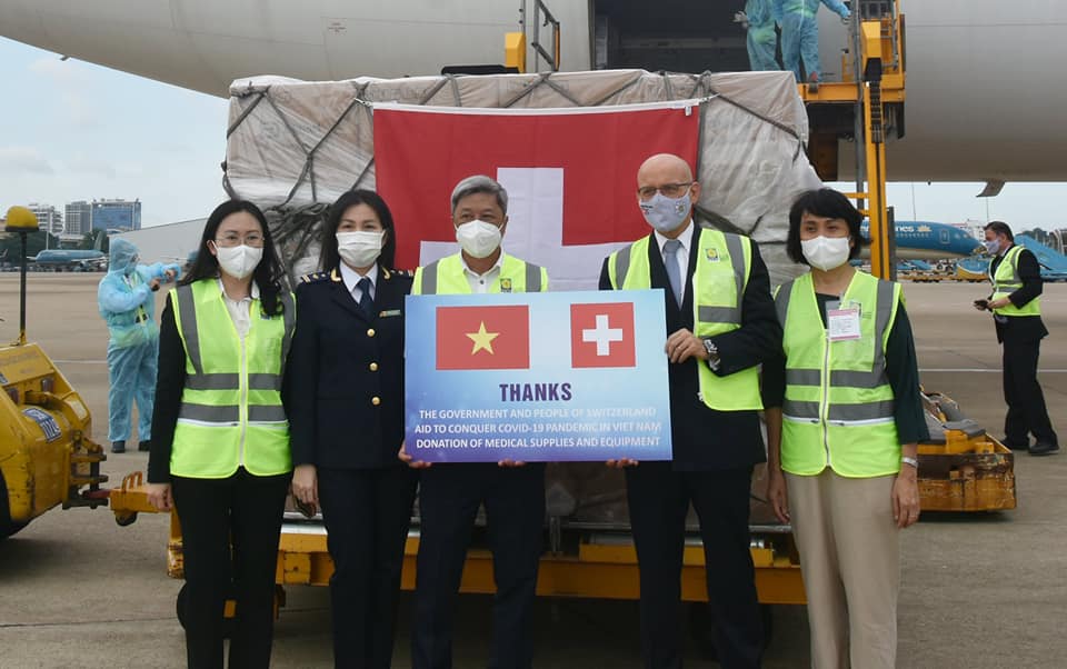 PGS.TS Nguyễn Trường Sơn, Thứ trưởng Bộ Y tế, Trưởng bộ phận thường trực đặc biệt của Bộ Y tế tại TP. Hồ Ch&iacute; Minh đ&atilde; đại diện Bộ Y tế tiếp nhận l&ocirc; h&agrave;ng viện trợ từ Ch&iacute;nh phủ v&agrave; nh&acirc;n d&acirc;n Thụy Sỹ