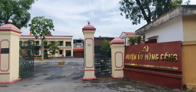 Huyện ủy N&ocirc;ng Cống đ&atilde; ra c&aacute;c quyết định c&aacute;ch hết chức vụ trong Đảng với c&aacute;c c&aacute;n bộ x&atilde; đ&aacute;nh b&agrave;i trong c&ocirc;ng sở x&atilde;.