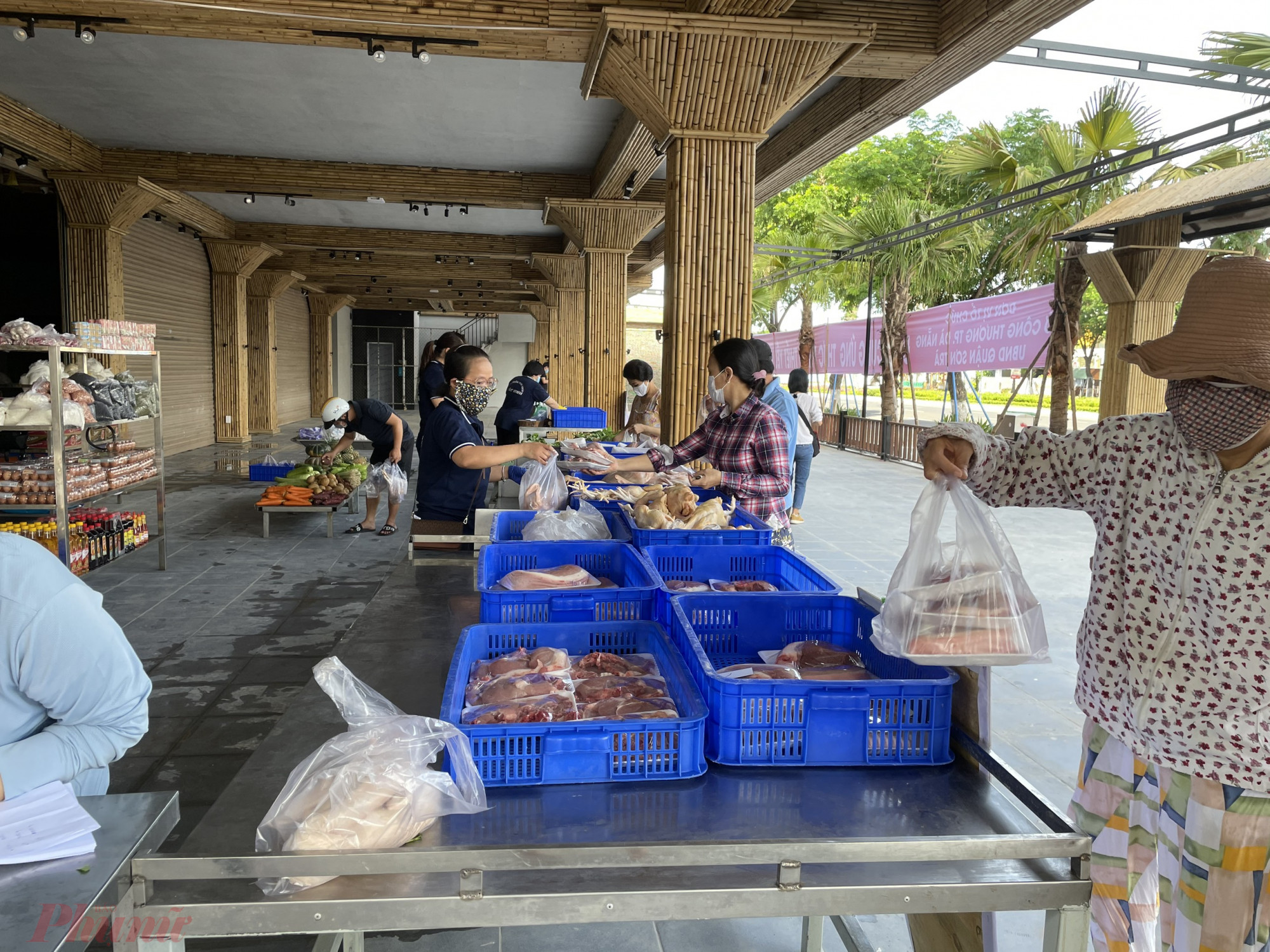 Trong 7 ng&agrave;y 'phong th&agrave;nh' người d&acirc;n được y&ecirc;u cầu ở hẳn trong nh&agrave;, việc đặt mua h&agrave;ng h&oacute;a l&agrave; lương thực thực phẩm sẽ th&ocirc;ng qua tổ d&acirc;n phố v&agrave; c&aacute;c k&ecirc;nh ph&acirc;n phối của ch&iacute;nh quyền