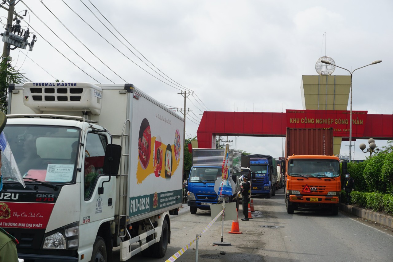 C&aacute;c đơn vị chức năng tỉnh B&igrave;nh Dương chặn l&agrave;n &ocirc; t&ocirc; tr&ecirc;n Quốc lộ 1 v&agrave; kiểm tra tất cả xe v&agrave;o Khu c&ocirc;ng nghiệp S&oacute;ng Thần l&agrave;m khu vực n&agrave;y &ugrave;n tắc nghi&ecirc;m trọng trong trưa 15/8. Ảnh: P.S
