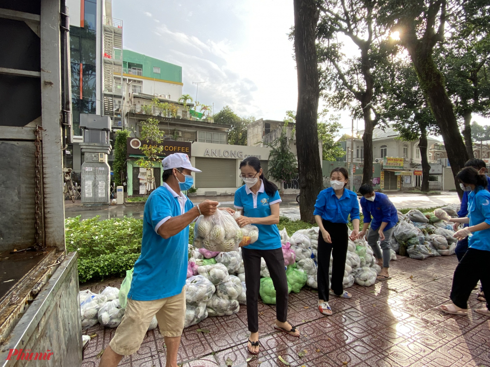 Hội LHPN TPHCM tiếp nhận h&agrave;ng h&oacute;a, thực phẩm từ c&aacute;c đơn vị
