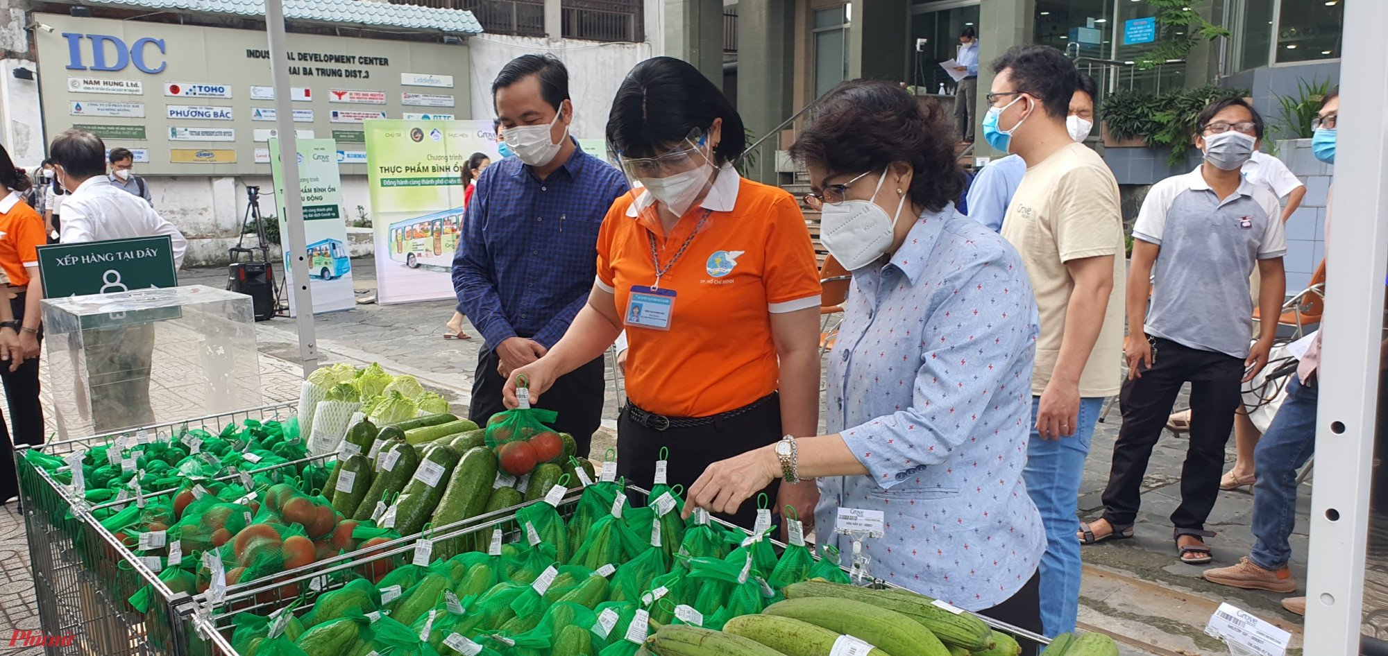 C&aacute;c quầy h&agrave;ng rau củ được b&aacute;n th&ecirc;m b&ecirc;n cạnh c&aacute;c chuyến xe 