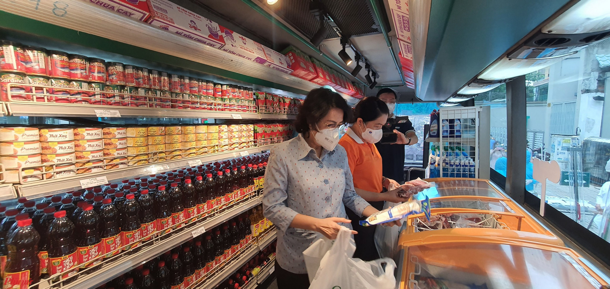 C&aacute;c đại biều tham quan v&agrave; mua sắm tr&ecirc;n chuyến xe b&aacute;n h&agrave;ng lưu động 