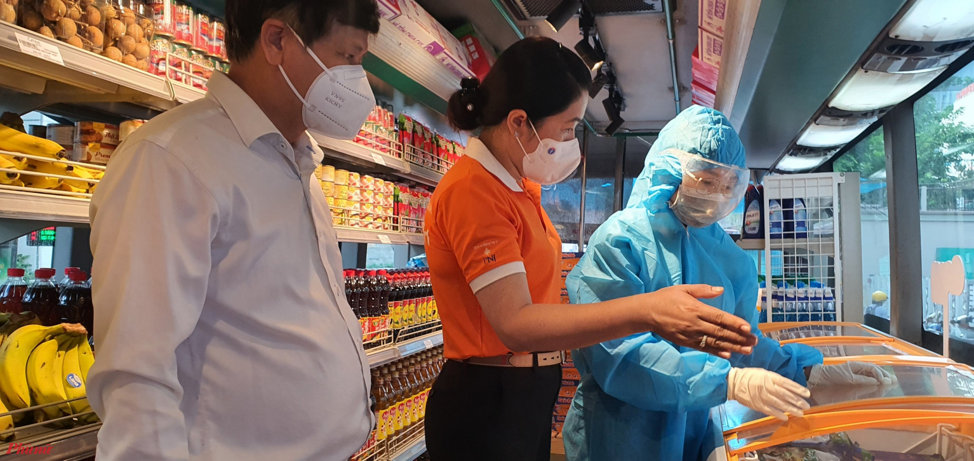 Nh&acirc;n vi&ecirc;n b&aacute;n h&agrave;ng được trang bị đồ bảo hộ y tế để đảm bảo c&ocirc;ng t&aacute;c ph&ograve;ng chống dịch 