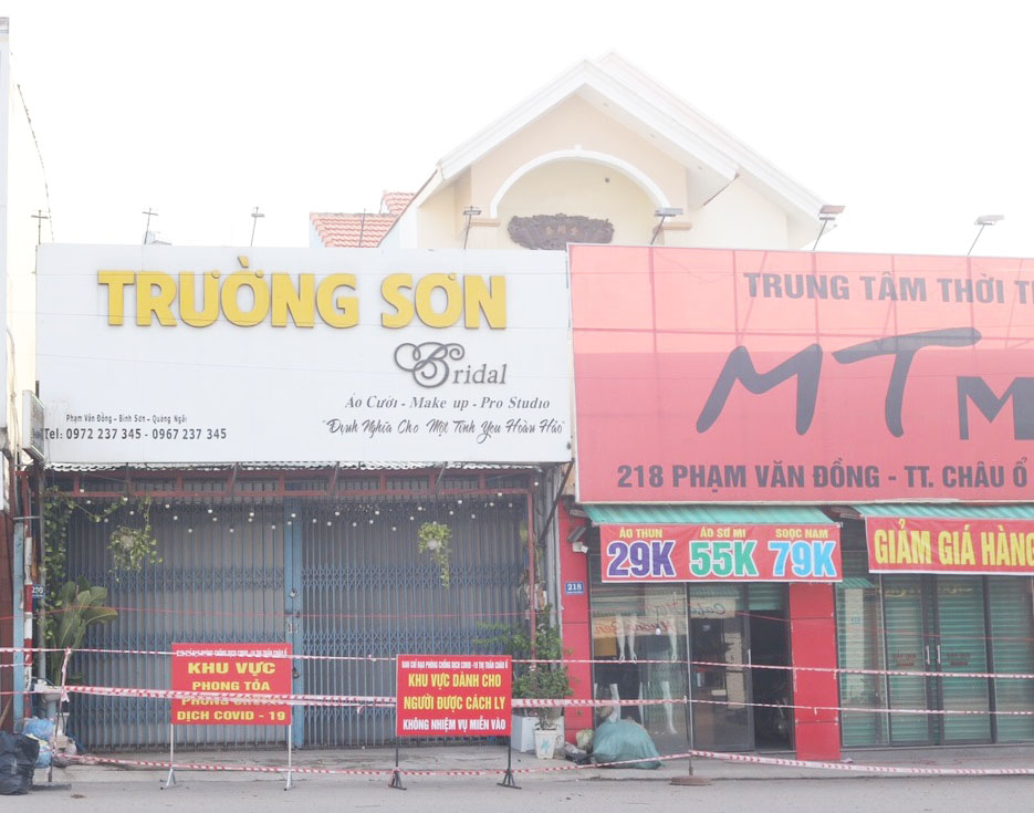 Tiệm &aacute;o cưới Trường Sơn ở thị trấn Ch&acirc;u Ổ, (huyện B&igrave;nh Sơn) nơi ph&aacute;t sinh nhiều ca bệnh trong cộng đồng