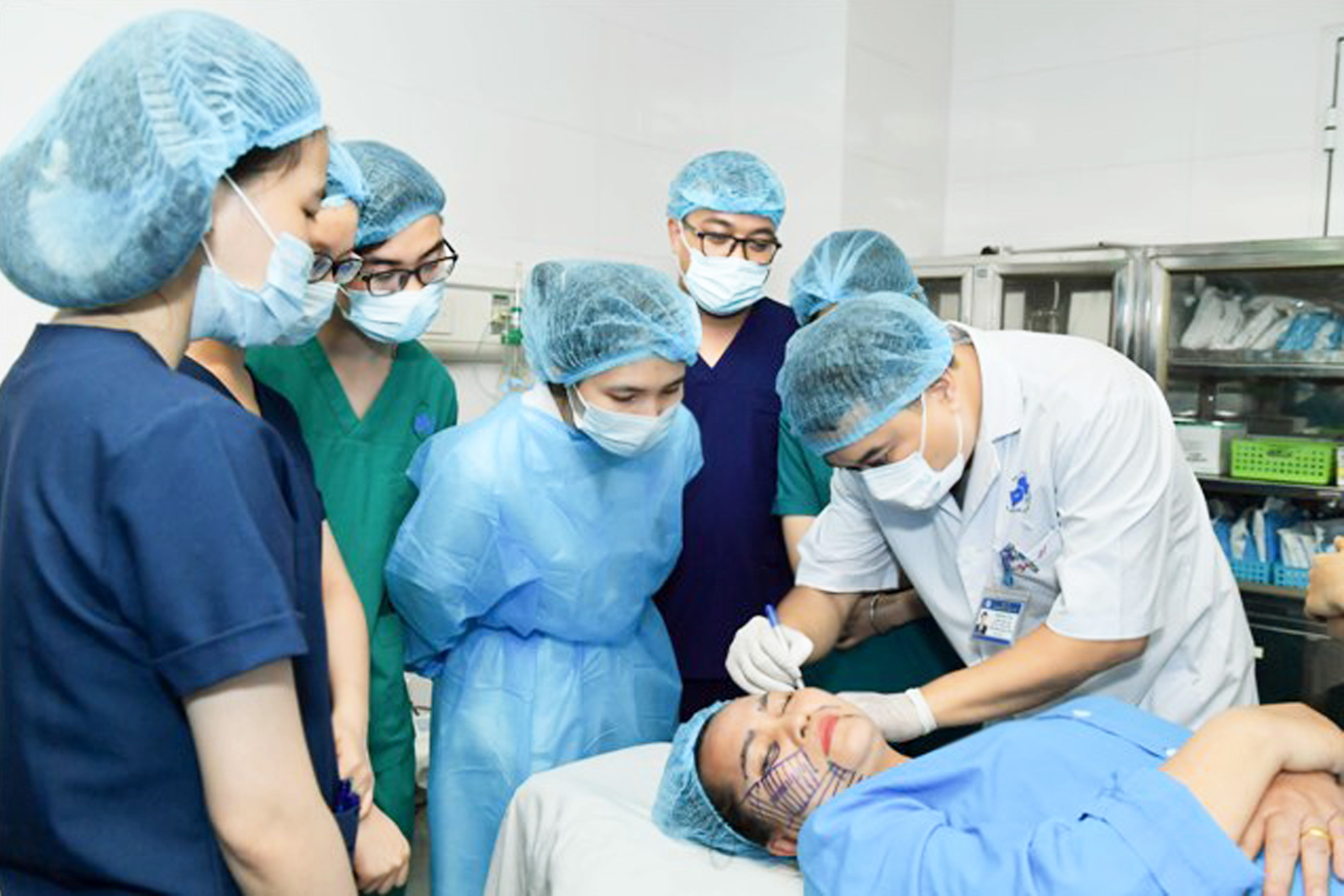 Căng chỉ da mặt được c&aacute;c chuy&ecirc;n gia đ&aacute;nh gi&aacute; l&agrave; c&oacute; hiệu quả l&acirc;u d&agrave;i, tự nhi&ecirc;n v&agrave; &iacute;t để lại biến chứng (ảnh Bệnh viện Da liễu Trung ương)