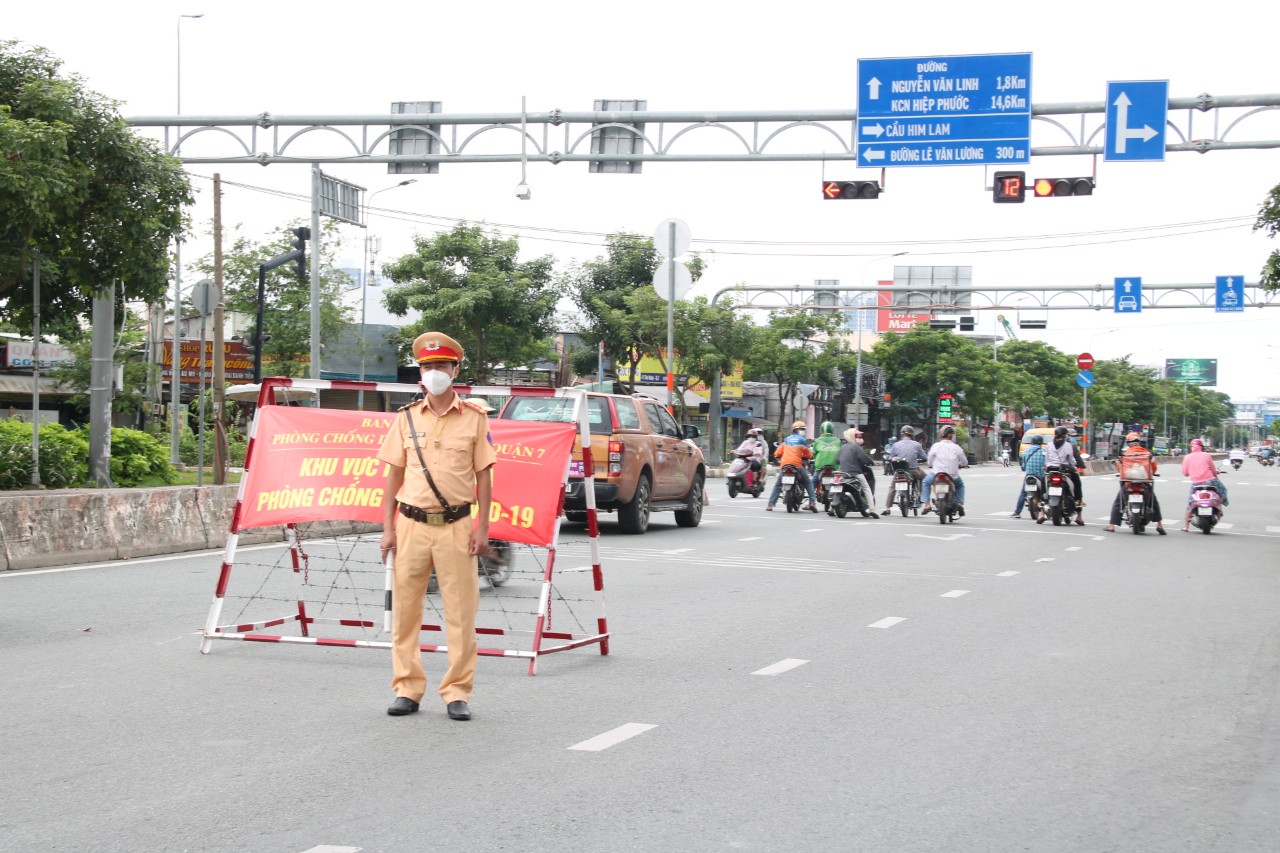 C&ocirc;ng an TPHCM kh&ocirc;ng nhận hoa ch&uacute;c mừng để tập trung thực hiện tốt v&agrave; đảm bảo an to&agrave;n cho c&ocirc;ng t&aacute;c ph&ograve;ng, chống dịch COVID-19 tr&ecirc;n địa b&agrave;n th&agrave;nh phố.