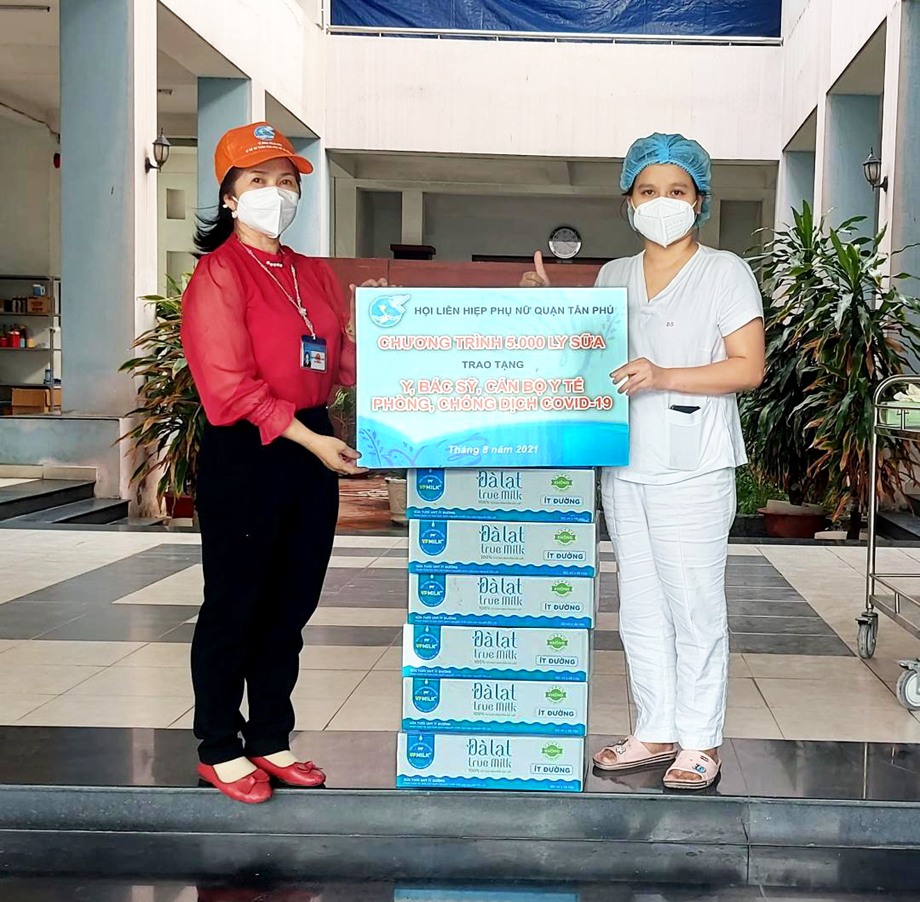 Hội LHPN Q.T&acirc;n Ph&uacute; trao sữa đến y, b&aacute;c sĩ, nh&acirc;n vi&ecirc;n y tế tham gia phòng, chống dịch
