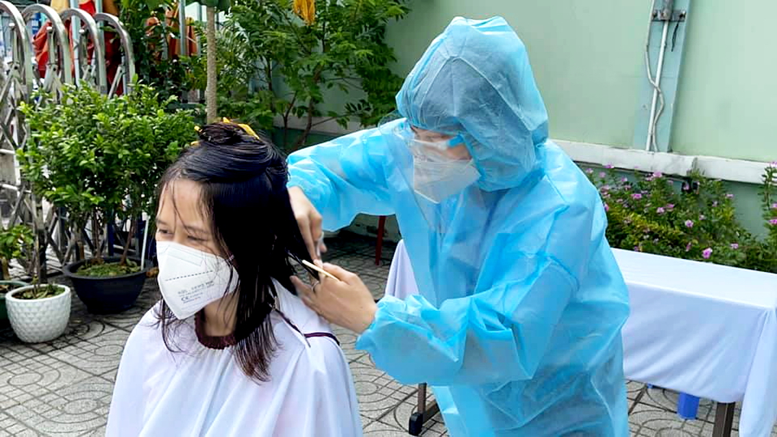 Phụ nữ Q.10 tổ chức cắt t&oacute;c cho nh&acirc;n vi&ecirc;n y tế, y, b&aacute;c sĩ 