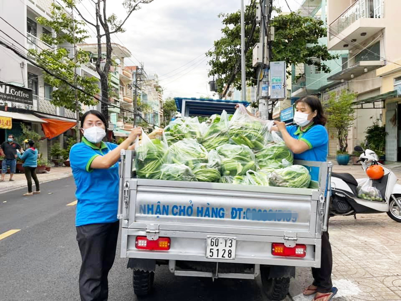 C&aacute;n bộ Hội LHPN Q.6 nhận qu&agrave; v&agrave; mang trao tặng người d&acirc;n kh&oacute; khăn 