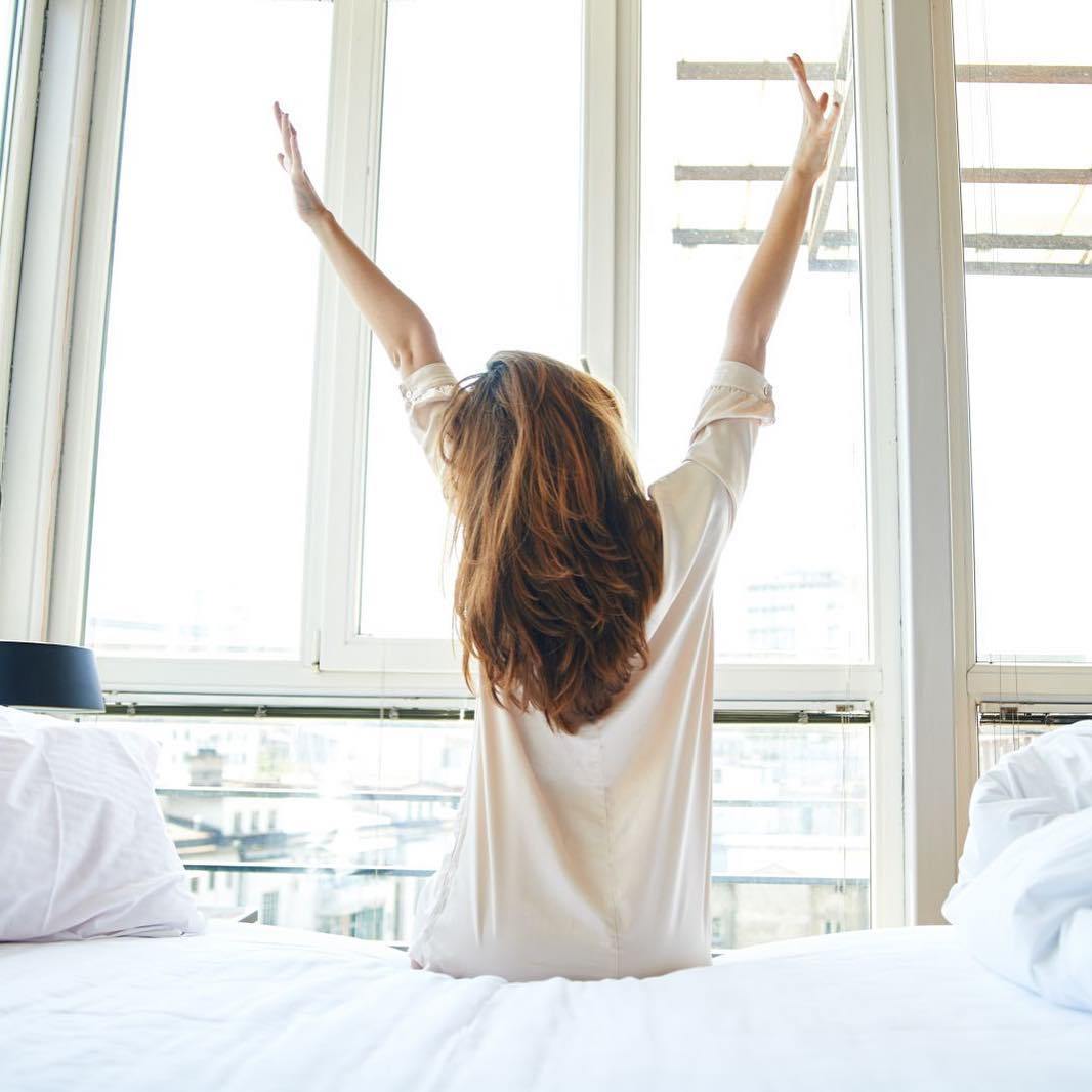 những ng&agrave;y gi&atilde;n c&aacute;ch x&atilde; hội, đừng nằm, ngồi một chỗ lướt mạng hay xem ti vi, h&atilde;y tranh thủ vận động d&ugrave; chỉ l&agrave; xoay người, đứng l&ecirc;n ngồi xuống...