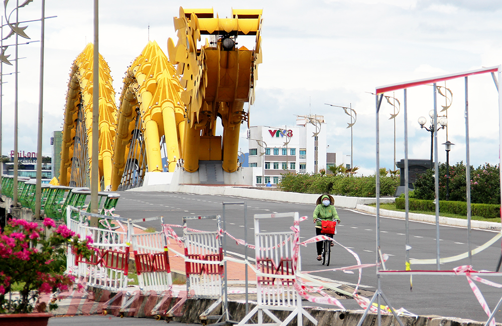 Ch&iacute;nh quyền Đ&agrave; Nẵng đ&atilde; quyết định thực hiện việc phong tỏa to&agrave;n th&agrave;nh phố trong 7 ng&agrave;y từ s&aacute;ng thứ Hai 16/8. Đ&acirc;y l&agrave; một quyết t&acirc;m ch&iacute;nh trị của giới l&atilde;nh đạo để chống dịch COVID-19 sau nửa th&aacute;ng thực hiện Chỉ thị 16+ kh&ocirc;ng mấy hiệu quả.