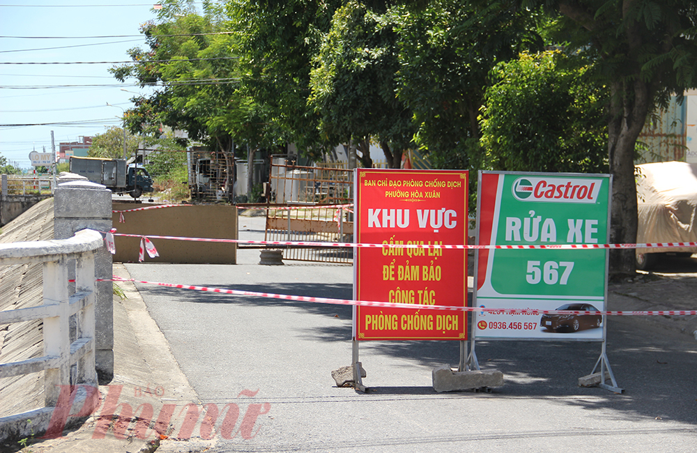 Bằng tất cả c&aacute;c loại vật dụng nhằm ngăn việc người d&acirc;n đi lại kh&ocirc;ng cần thiết.