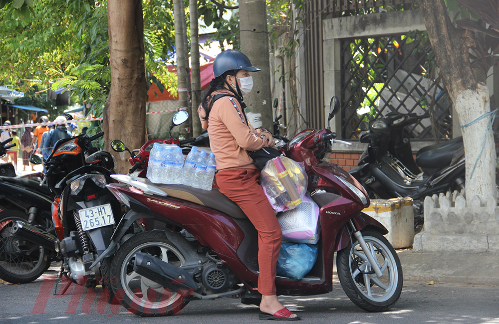 Họ sắm tất cả c&aacute;c loại nhu yếu phẩm, kể cả v&agrave;ng m&atilde; hương đ&egrave;n cho L&ecirc; Vu lan sắp tới.