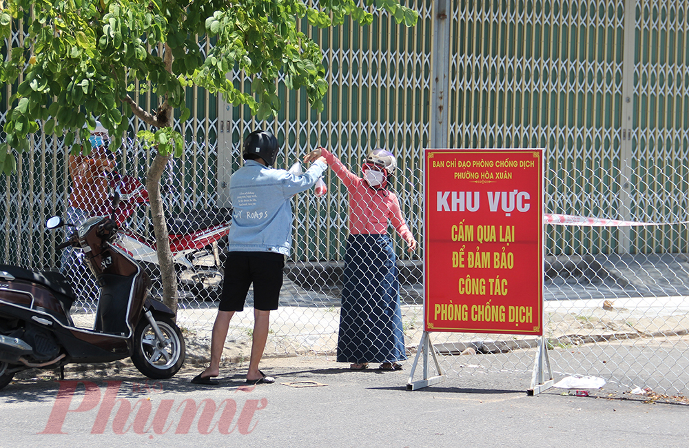 C&ograve;n những giờ cuối trước khi th&agrave;nh phố phong tỏa cứng, người d&acirc;n tranh thủ mọi c&aacute;ch mua sắm hoặc nhờ người th&acirc;n mua th&ecirc;m đồ t&iacute;ch trữ.