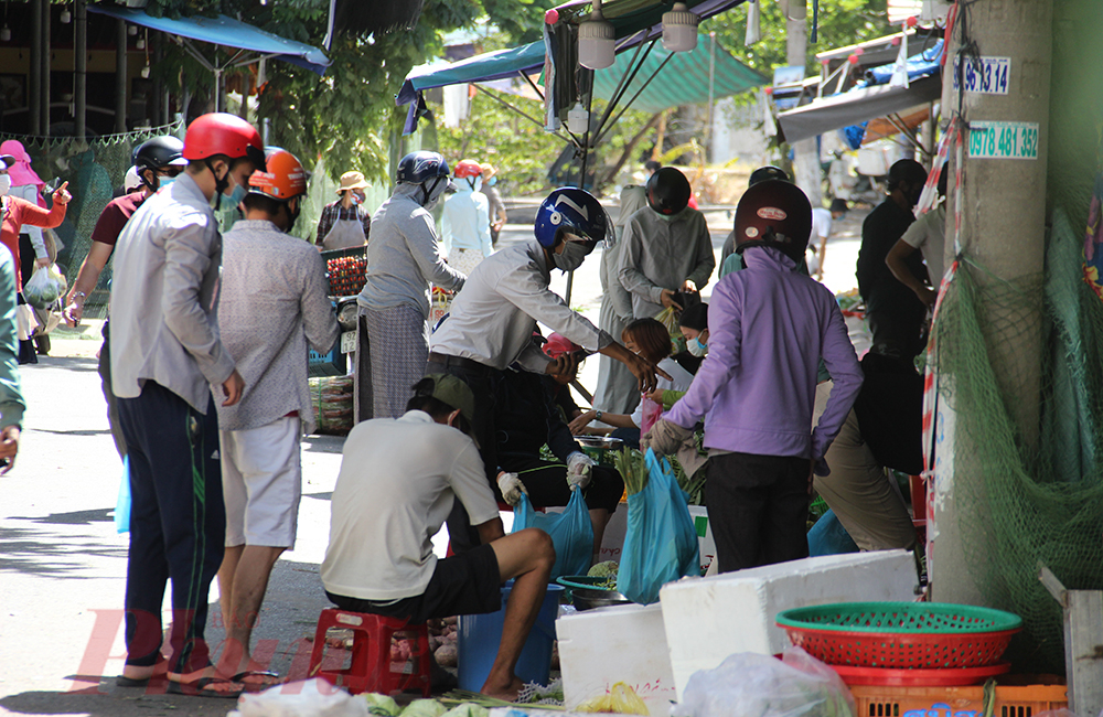 Mặc d&ugrave; ch&iacute;nh quyền đ&atilde; tuy&ecirc;n truyền đ&atilde; l&ecirc;n đủ phương &aacute;n để cung cấp đủ lương thực cho người d&acirc;n trong v&ograve;ng 7 ng&agrave;y th&ocirc;ng qua hệ thống tổ d&acirc;n phố; tuy nhi&ecirc;n từ 2 ng&agrave;y nay người d&acirc;n đ&atilde; đổ x&ocirc; khắp c&aacute;c chợ b&uacute;a, si&ecirc;u thị bất chấp gi&atilde;n c&aacute;ch để mua nhu yếu phẩm về trữ.