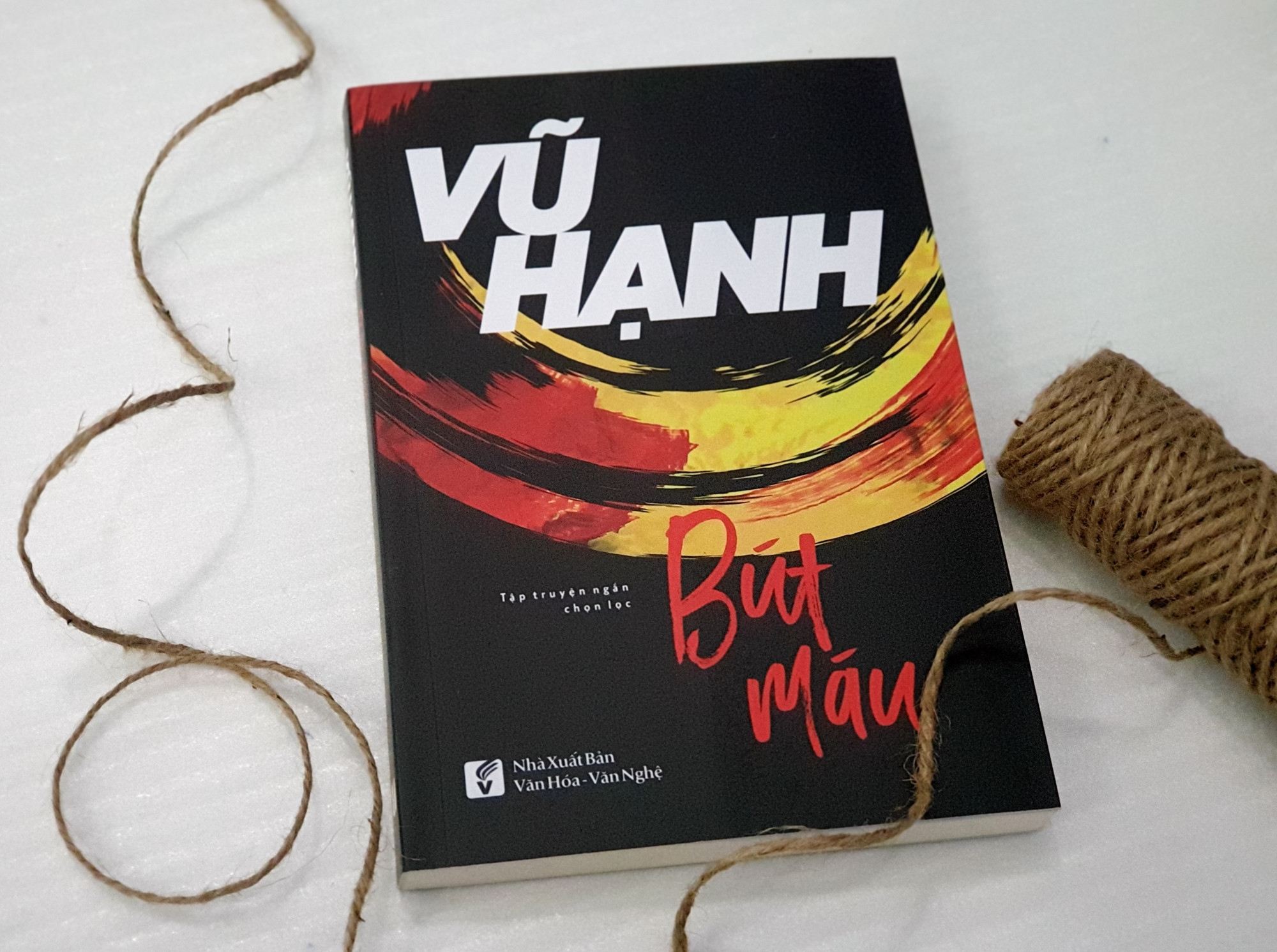 B&uacute;t m&aacute;u - t&aacute;c phẩm được xem l&agrave; tuy&ecirc;n ng&ocirc;n nghệ thuật của nh&agrave; văn Vũ Hạnh - Ảnh: NXB Văn h&oacute;a - Văn nghệ