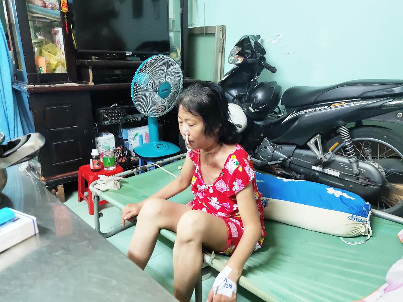 Sau phẫu thuật, gần như mọi sinh hoạt của chị Loan đều cần đến sự trợ gi&uacute;p của người th&acirc;n 