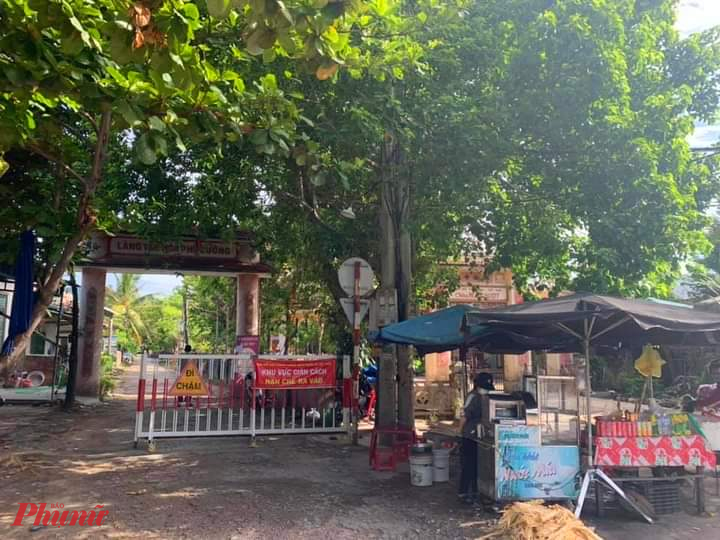 Đường v&agrave;o l&agrave;ng văn h&oacute;a th&ocirc;n Ph&uacute; Cường x&atilde; Lộc Thủy đ&atilde; được phong tỏa